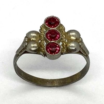 Srebrni prsten s rozim kamenčićima