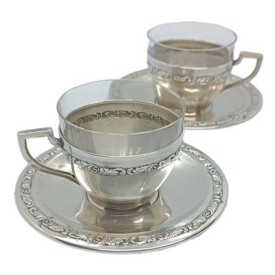 Dvije srebrne šalice za kavu s tanjurićima