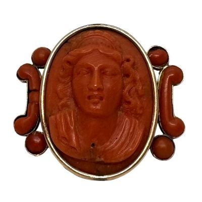 Zlatni broš s koraljem