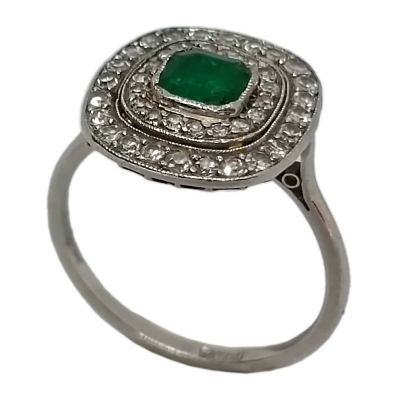 Prsten od platine s dijamantima i smaragdom