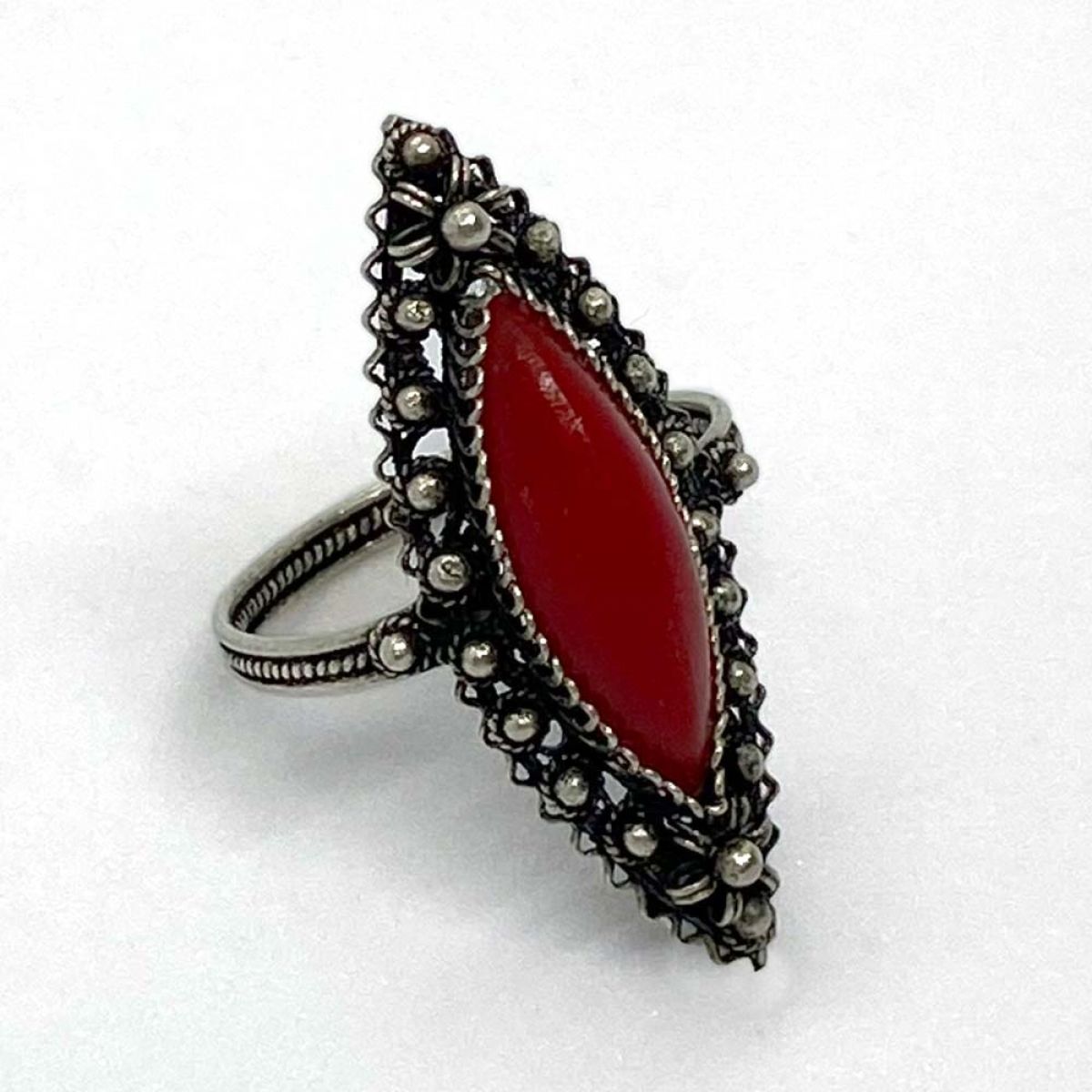 Srebrni prsten s crvenim kamenom u sredini