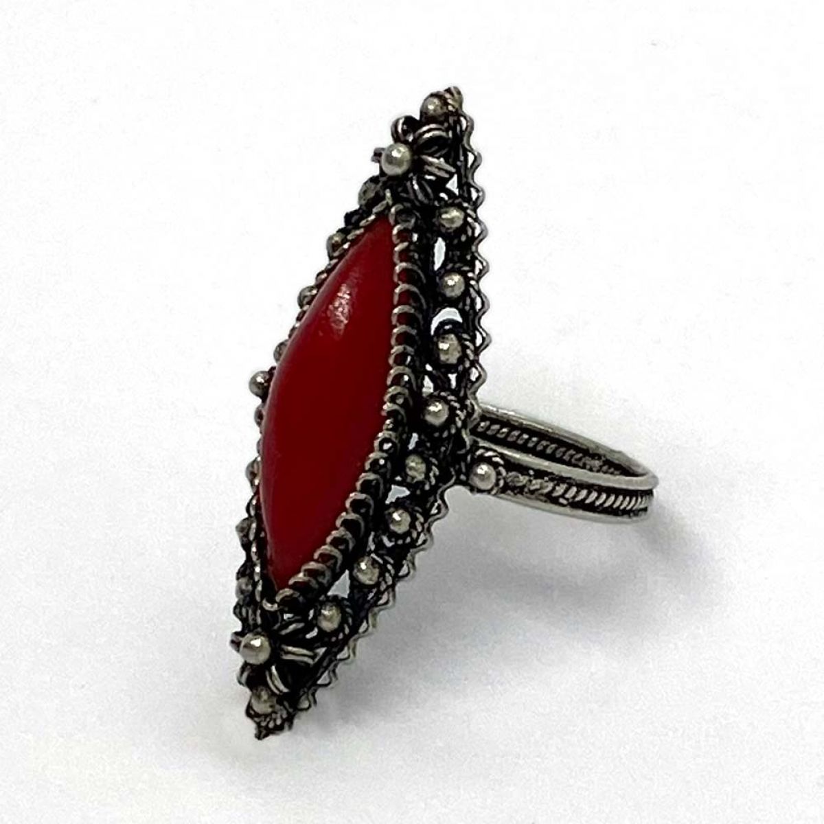 Srebrni prsten s crvenim kamenom u sredini