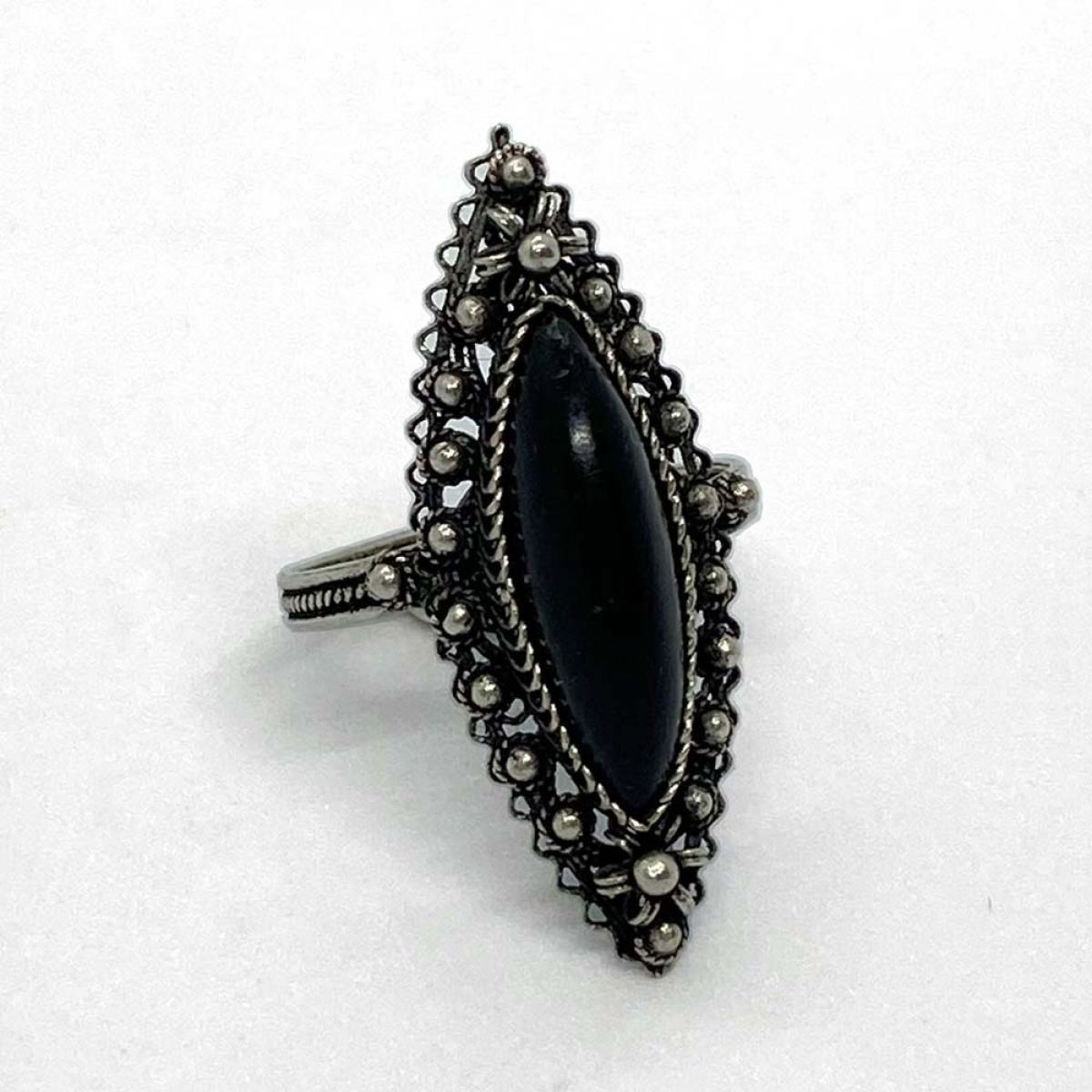 Srebrni prsten sa crnim kamenom