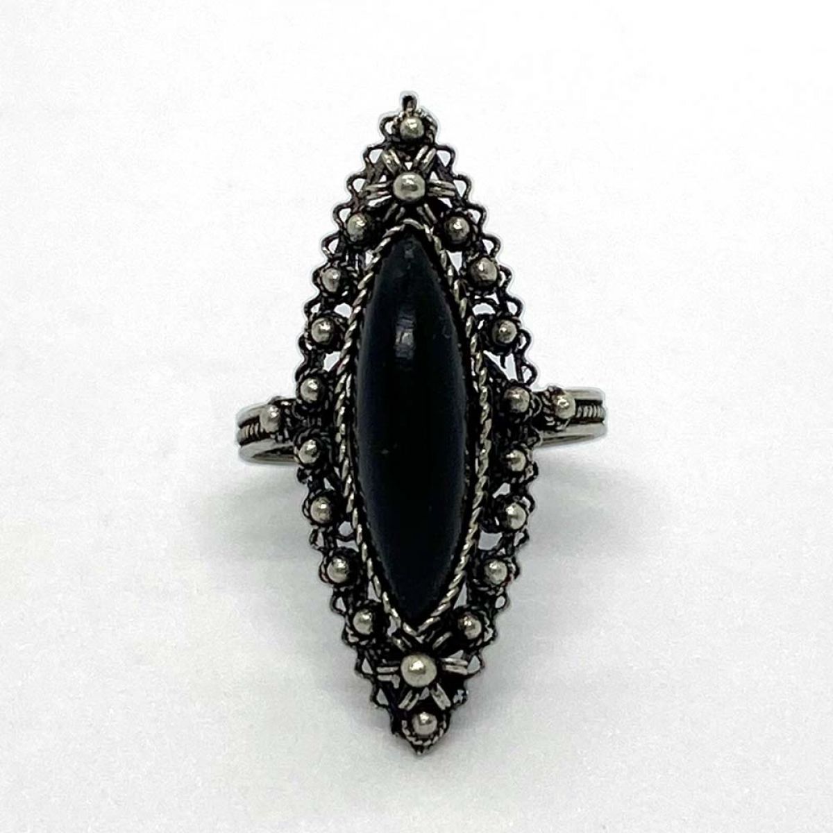 Srebrni prsten sa crnim kamenom