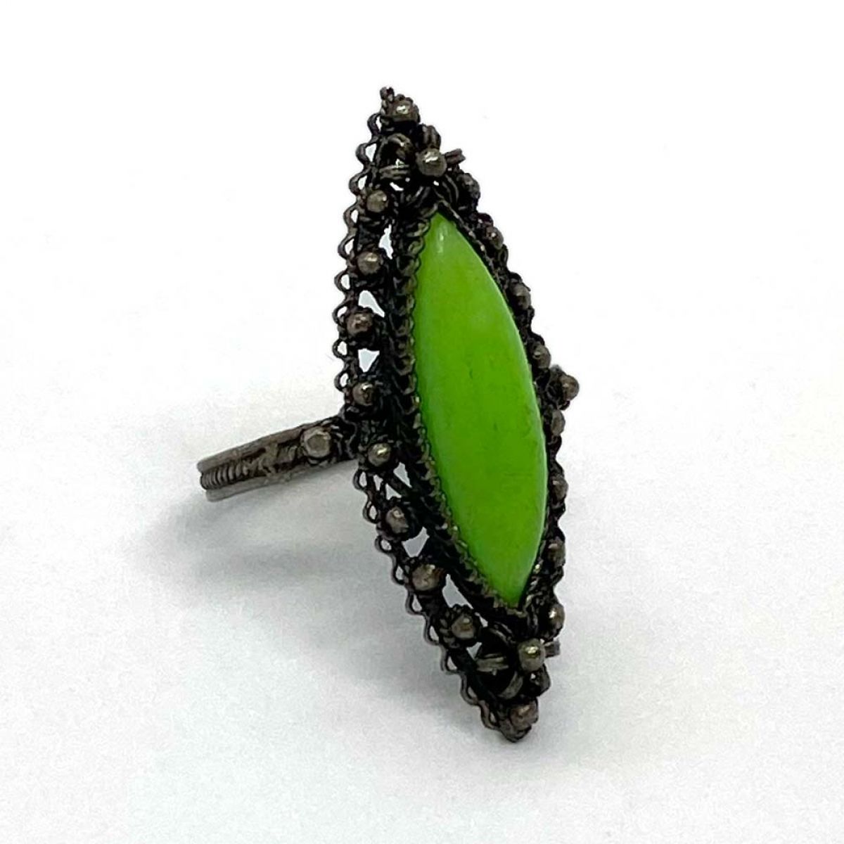 Srebrni  prsten sa zelenim kamenom