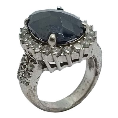 Srebrni prsten s velikim crnim kamenom i cirkonima