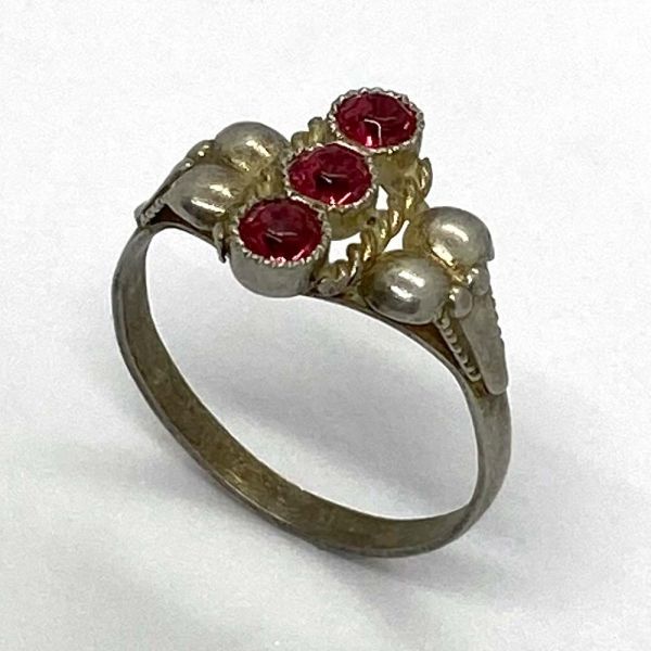 Srebrni prsten s rozim kamenčićima
