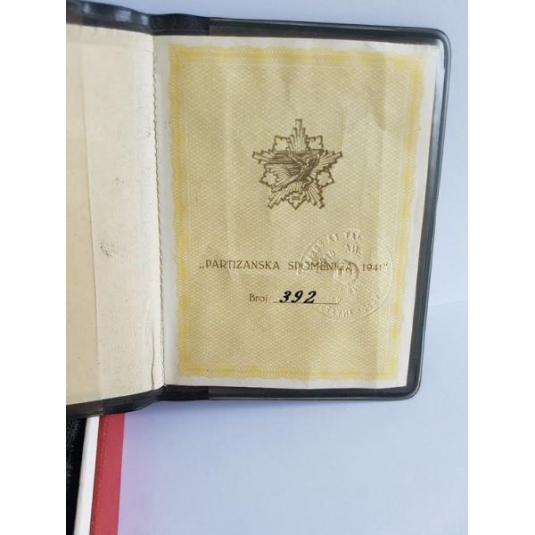 Partizanska spomenica u kutiji - knjižica - niski broj